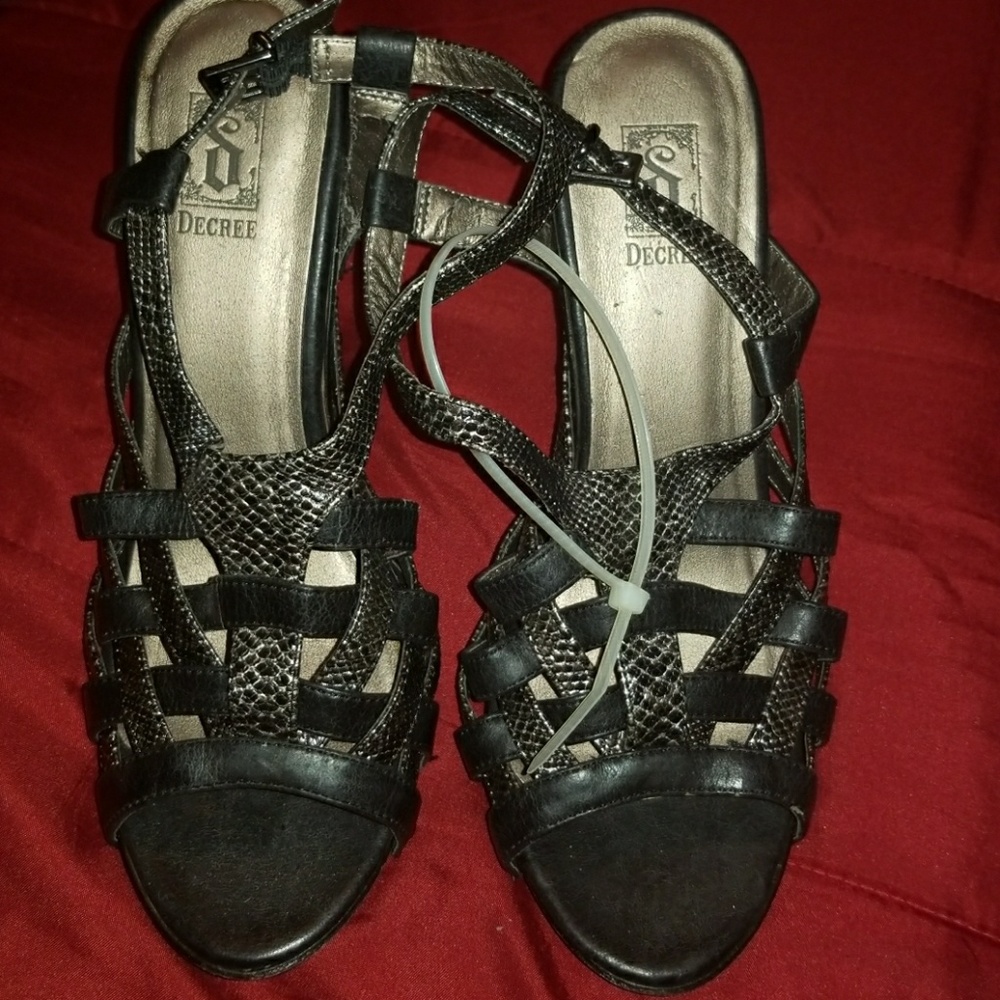 Open toe, strappy chunky, wood heel.